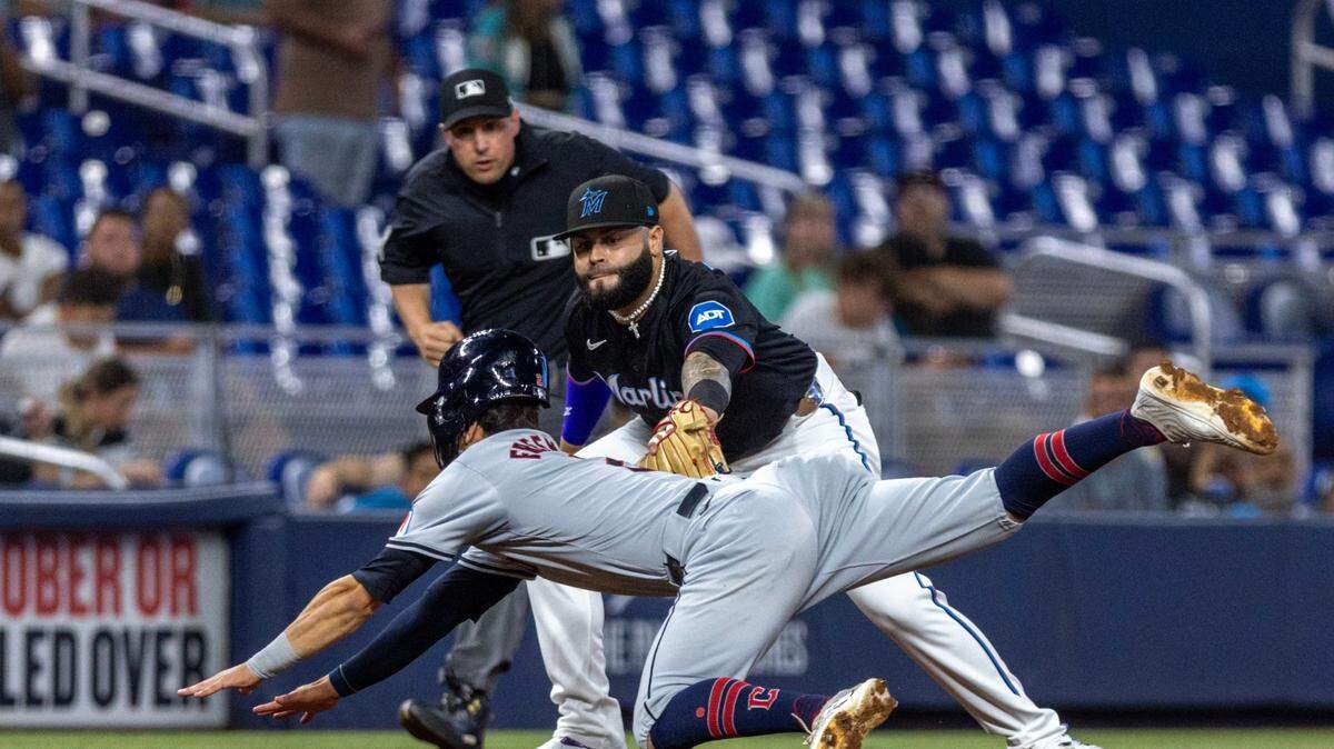 El tercera base de los Marlins Emmanuel Rivera pone out a Tyler Freeman, de los Guardianes de Cleveland, en el partido celebrado el 7 de junio de 2024 en Miami.