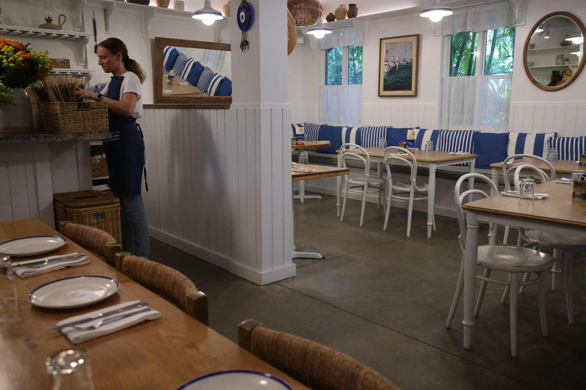 El pequeño comedor interior del Mandolin Aegean Bistro suele ser popular en las noches lluviosas.