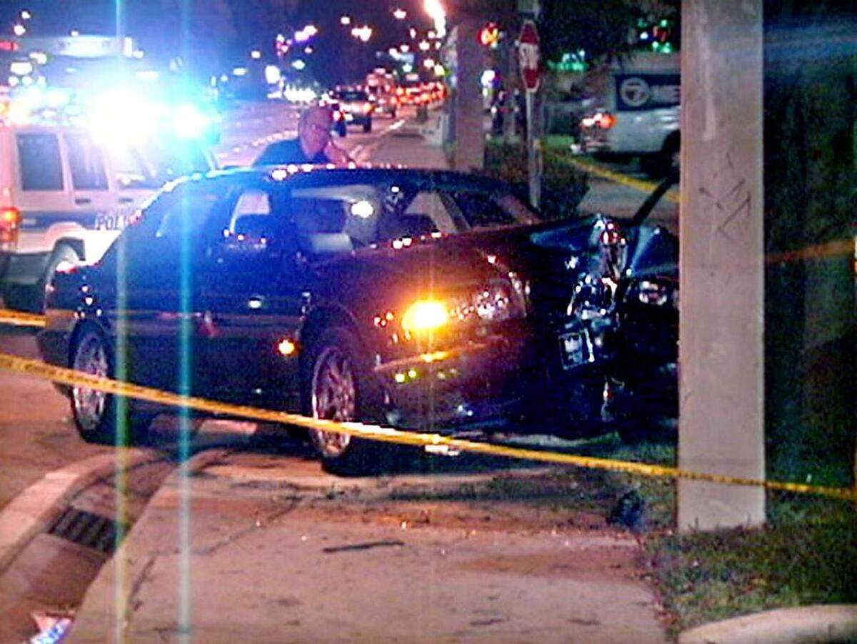 Gus Boulis, fundador de Miami Subs, fue asesinado a tiros mientras conducía su BMW por la carretera US 1, al sur del viaducto de la calle 17 en Fort Lauderdale, el 6 de febrero de 2001.