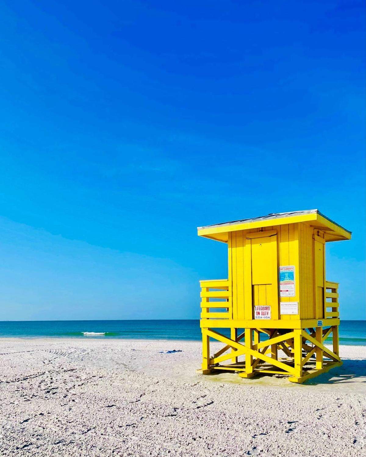 Las playas de arena fina de cristal de cuarzo de Siesta Key están clasificadas entre las mejores a nivel nacional. 