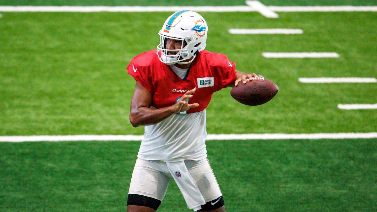 El quarterback de los Dolphins Tua Tagovailoa lanza el ovoide en una práctica del equipo celebrada el 23 de agosto de 2022 en el Baptist Health Training Complex en el Hard Rock Stadium, en Miami Gardens, Florida.