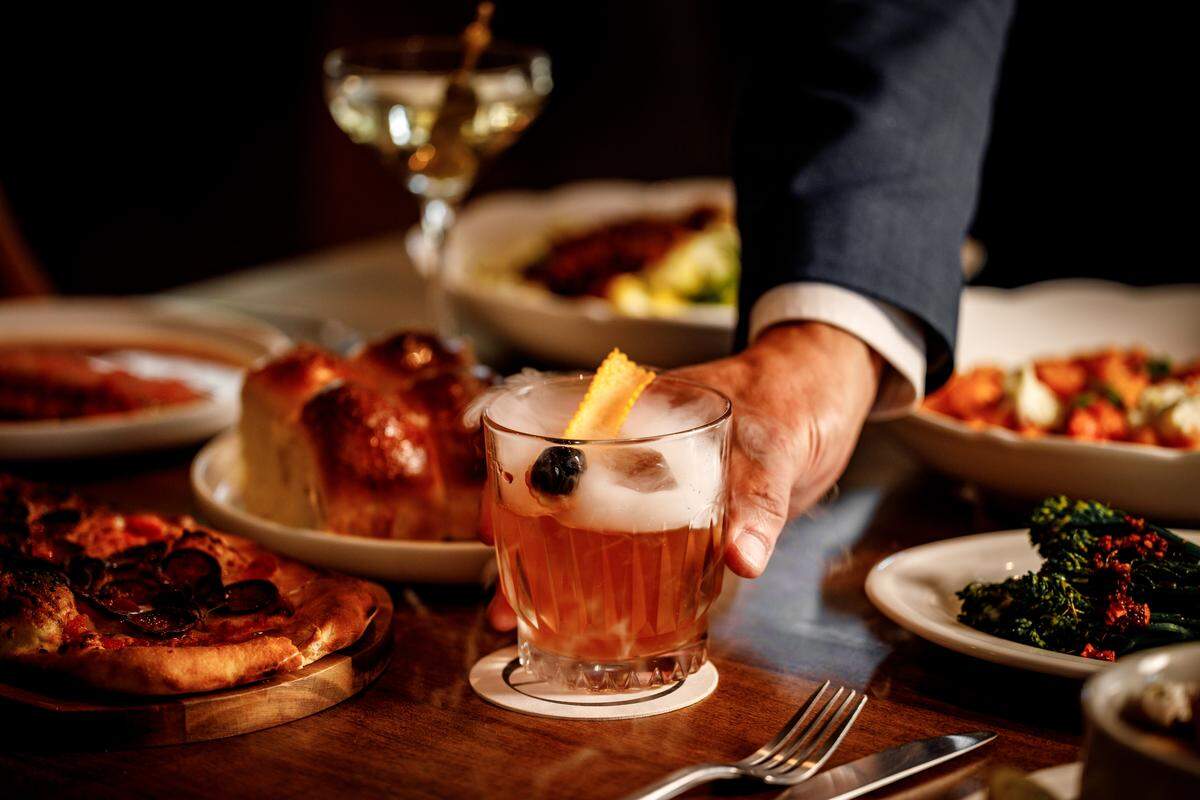 Un ‘old fashioned’ ahumado en el bar del Old Cutler Inn en Palmetto Bay.