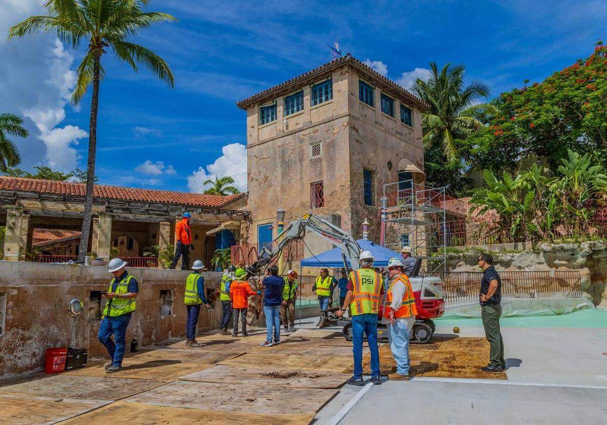 Trabajadores se observan en la Venetian Pool en Coral Gables, que ha estado cerrada al público desde octubre, el martes 22 de julio de 2025. Pedro Portal pportal@miamiherald.com