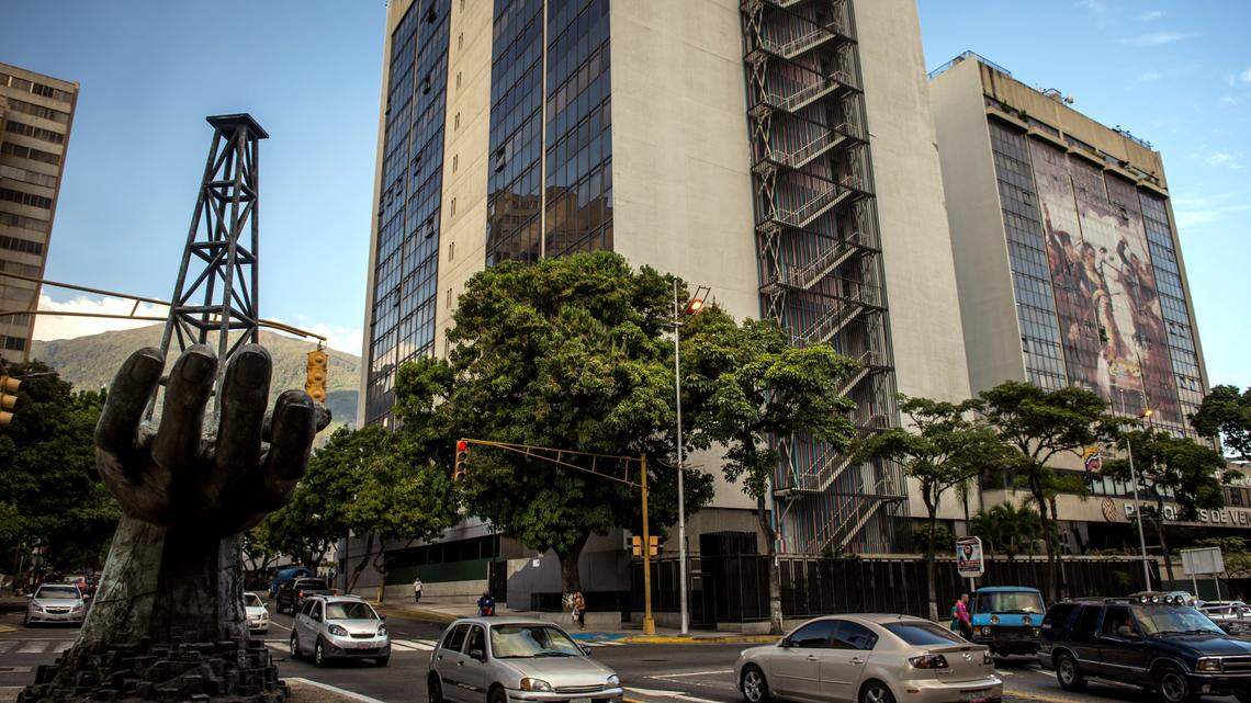 Fachada del edificio de PDVSA, en Caracas. Foto de archivo.