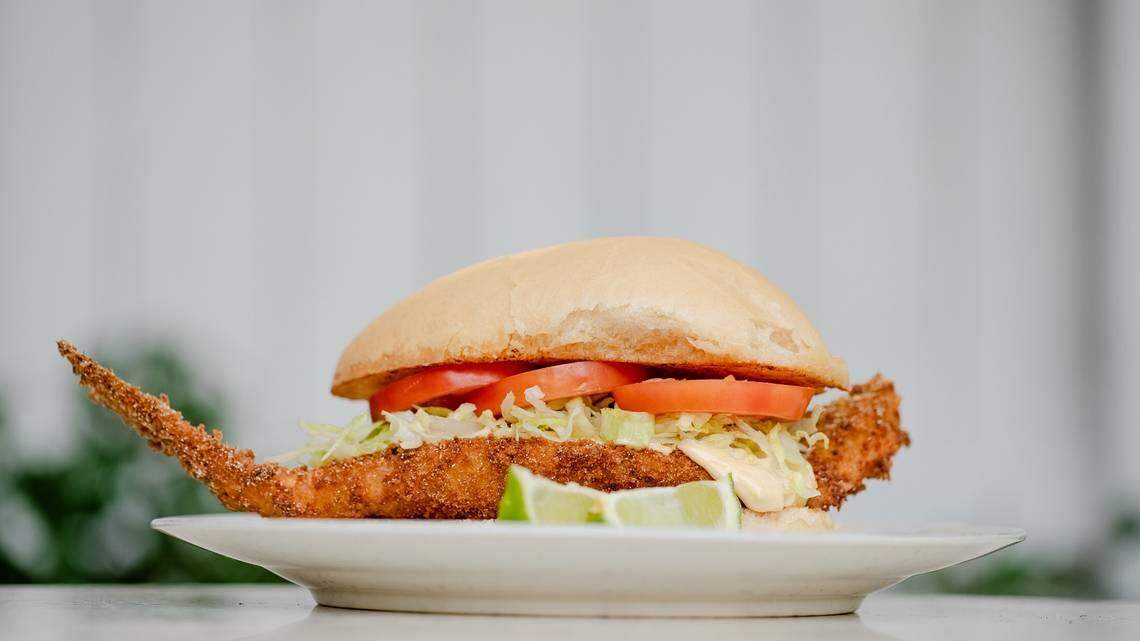 Sándwich de pescado frito.