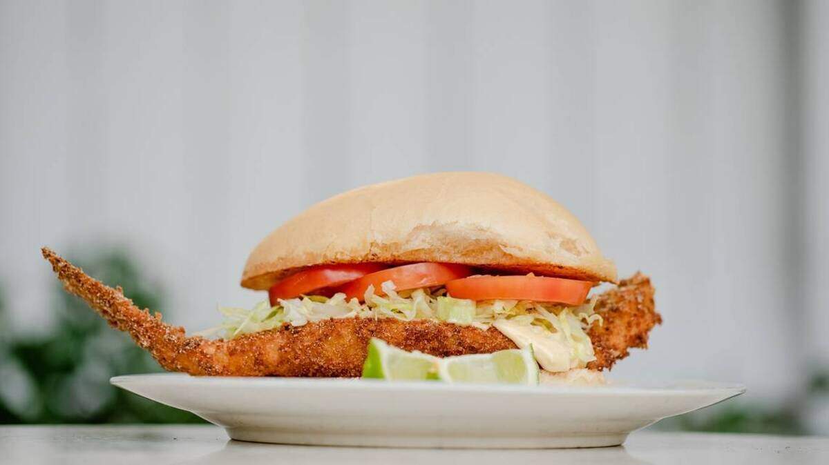 Sándwich de pescado frito.