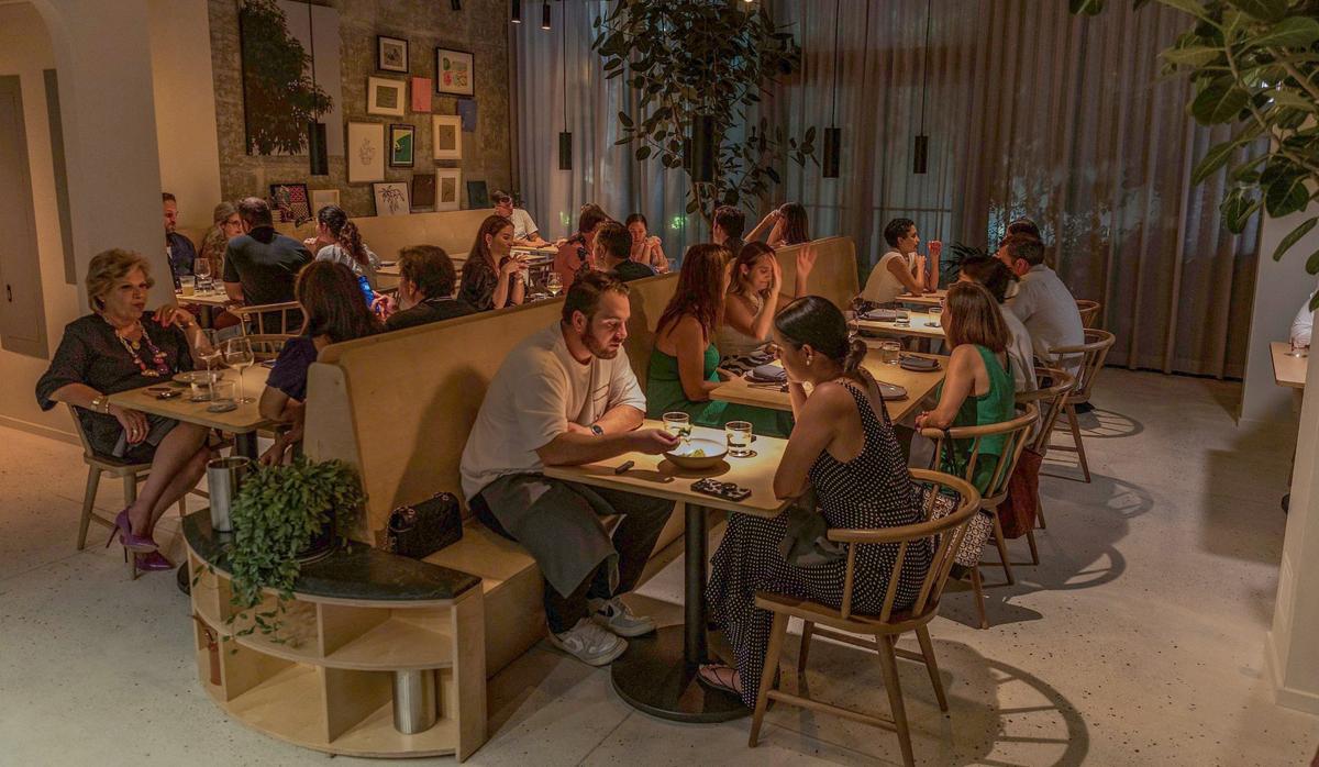 El íntimo comedor del restaurante Recoveco en South Miami.