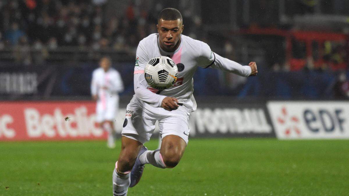 El delantero del PSG conduce la pelota en el partido ante Vannes en la Copa de Francia, celebrado el 3 de enero de 2022.
