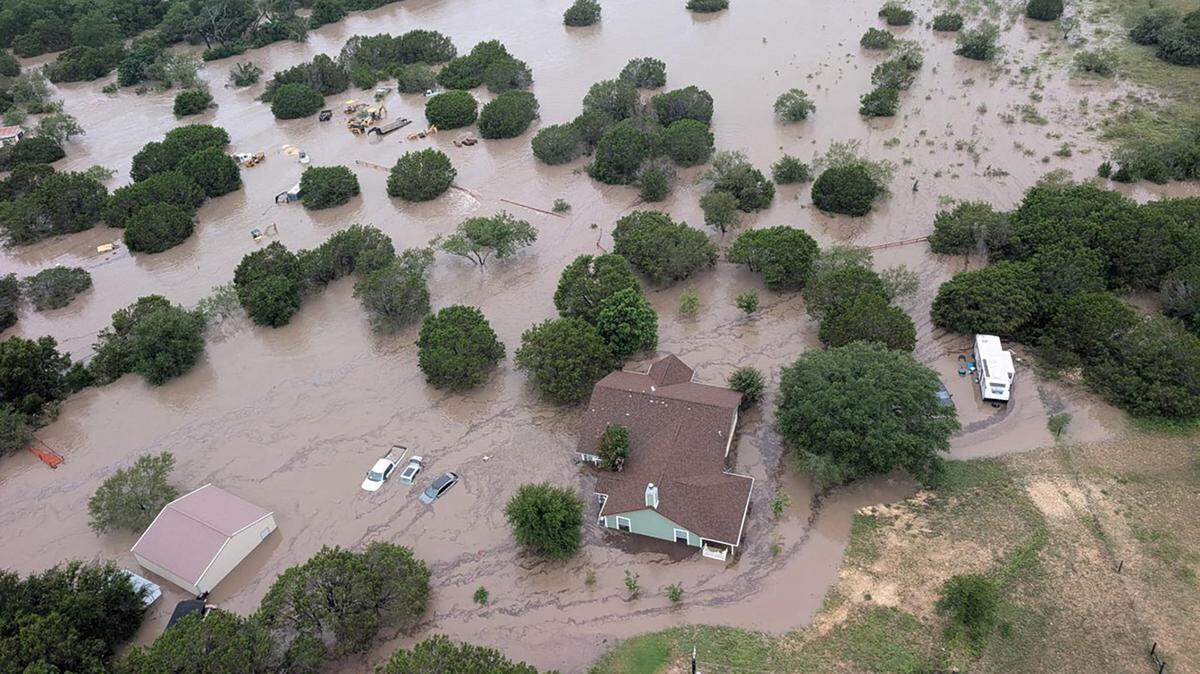 Fotografía cedida por la Guardia Costera de los Estados Unidos que muestra una inundación este sábado, 5 de julio de 2025, en el área de Kerrville, Texas.