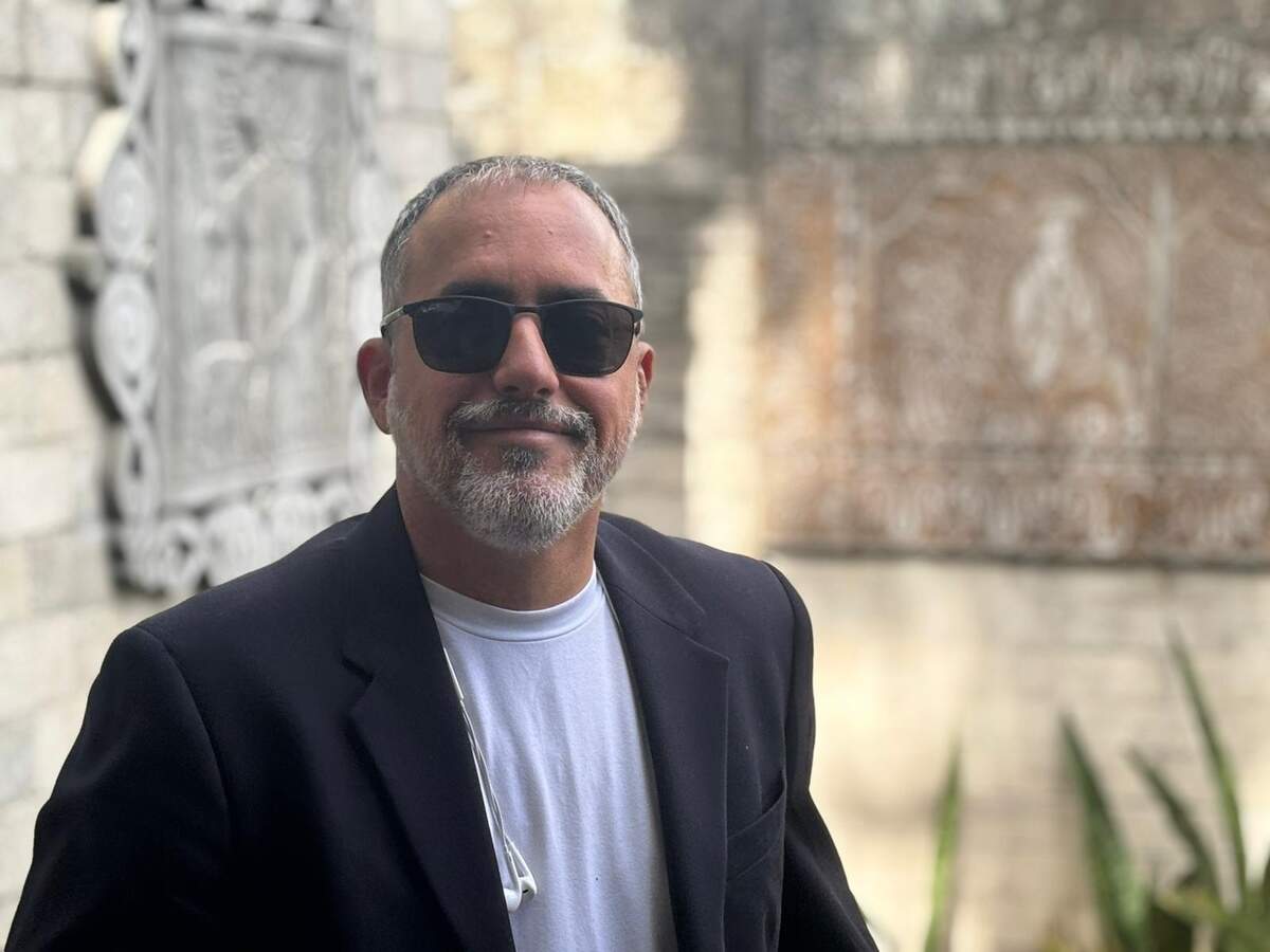 Para José Manuel Domínguez, fundador y director del grupo Antihéroes Project, Miami es el lugar “donde conviven Celia Cruz, el reggaetón, los pastelitos, los panes de bono, las empanadas, los tequeños y los alfajores, los huracanes, las vírgenes, los acentos imposibles y las historias que solo pueden ocurrir aquí”.