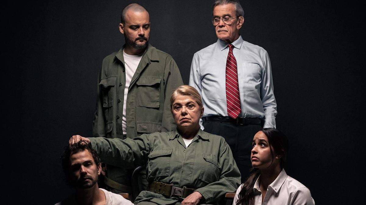 El elenco completo: de izquierda a derecha, de pie, Ariel Texidó y Bill Schwartz. Sentados, Héctor Medina, Susana Pérez y Dianne Garriga. 