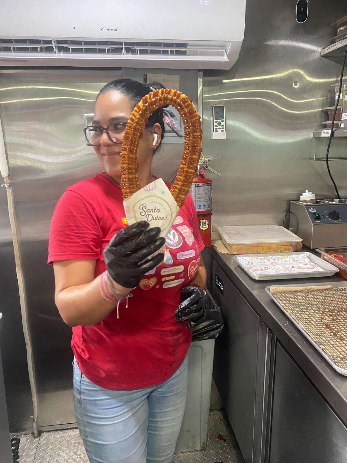 Betsa Velásquez con uno de los churros en forma de halo que inspiran el nombre del negocio de churros Santo Dulce!, que se propone reinventar el churro tradicional con nuevas formas y sabores en la masa y las salsas.