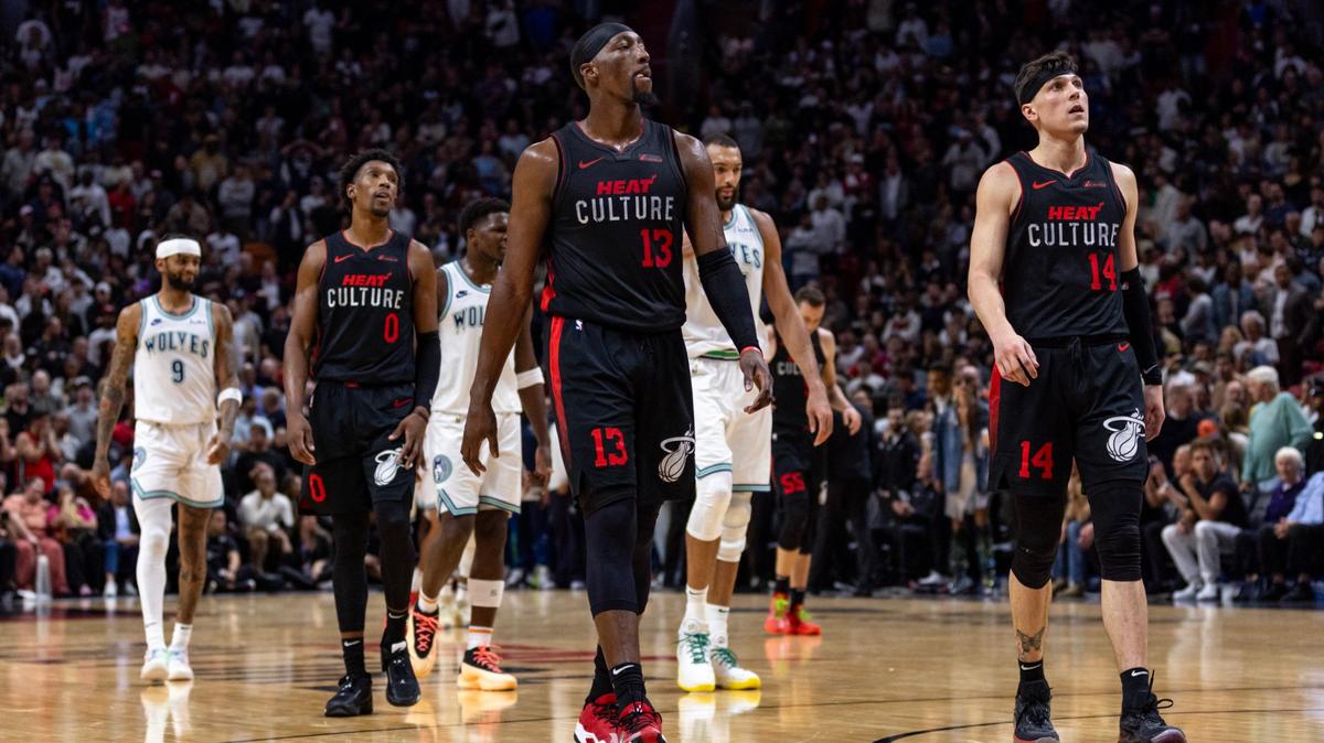 Bam Adebayo (13) y Tyler Herro (14) regresaron el lunes a la alineación titular del Heat en el partido ante los Timberwolves de Minnesota luego de sus lesiones. Ambos deben contribuir a que el equipo cambie la dinámica en el último cuarto. 