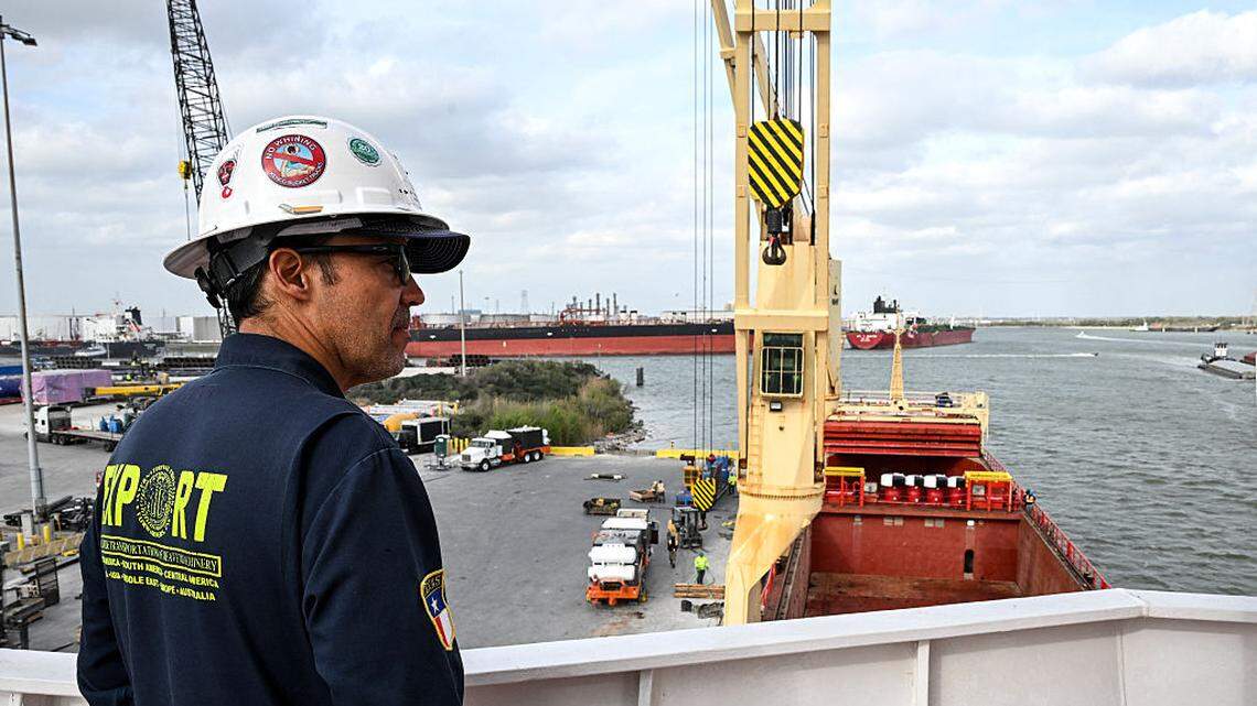 Greg Díaz, presidente de International Frontier Forwarders, Inc., supervisa la maquinaria para la industria del petróleo y el gas con destino a Venezuela que se carga en el buque de bandera portuguesa Roibeira en el puerto de Houston, Texas, el miércoles 25 de febrero de 2026.