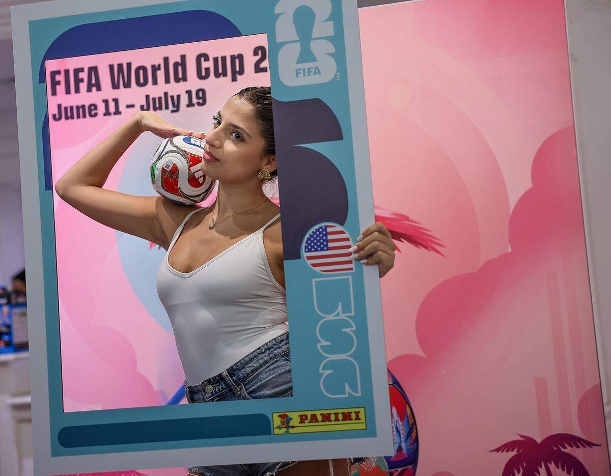 Ludmila Soleimani, de 23 años, posa el lunes en la tienda de la Copa Mundial de la FIFA en Lincoln Road.