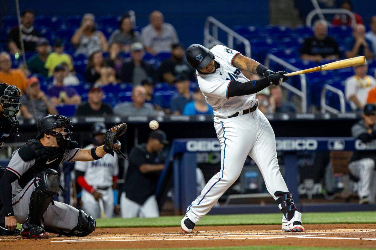 El bateador designado de los Marlins Jesús Aguilar se poncha en el primer inning del partido ante los Diamondbacks de Arizona, celebrado el 3 de mayo de 2022 en el loanDepot park en Miami.