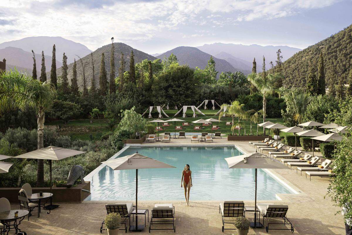 Este mágico refugio cuenta con suites de diseño individual, tiendas bereberes y riads de tres habitaciones con piscina privada y vistas impresionantes al monte Toubkal.