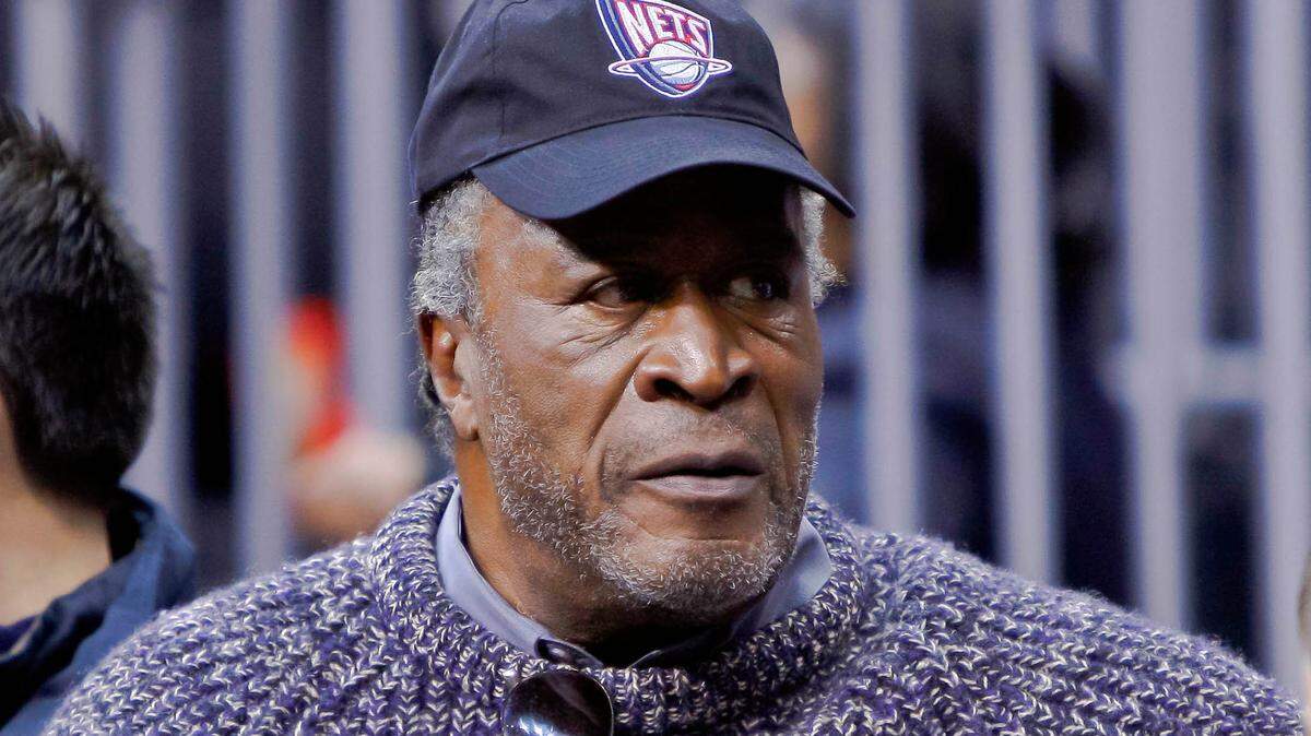 El actor de cine y televisión John Amos en la cancha durante el partido entre los New Jersey Nets y los Dallas Mavericks en el Prudential Center el 22 de enero de 2011.
