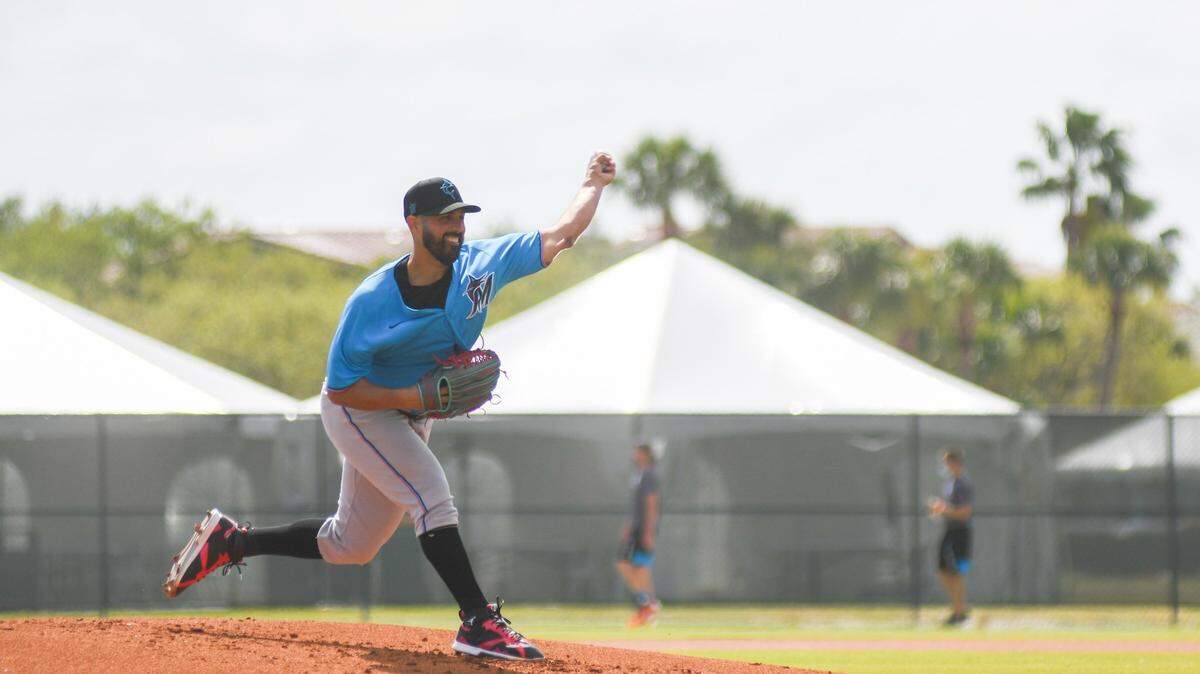 Gio González lanza en una práctica con bateadores de los Marlins, el lunes 15 de mazo de 2021 en el Roger Dean Chevrolet Stadium en Jupiter, Florida.