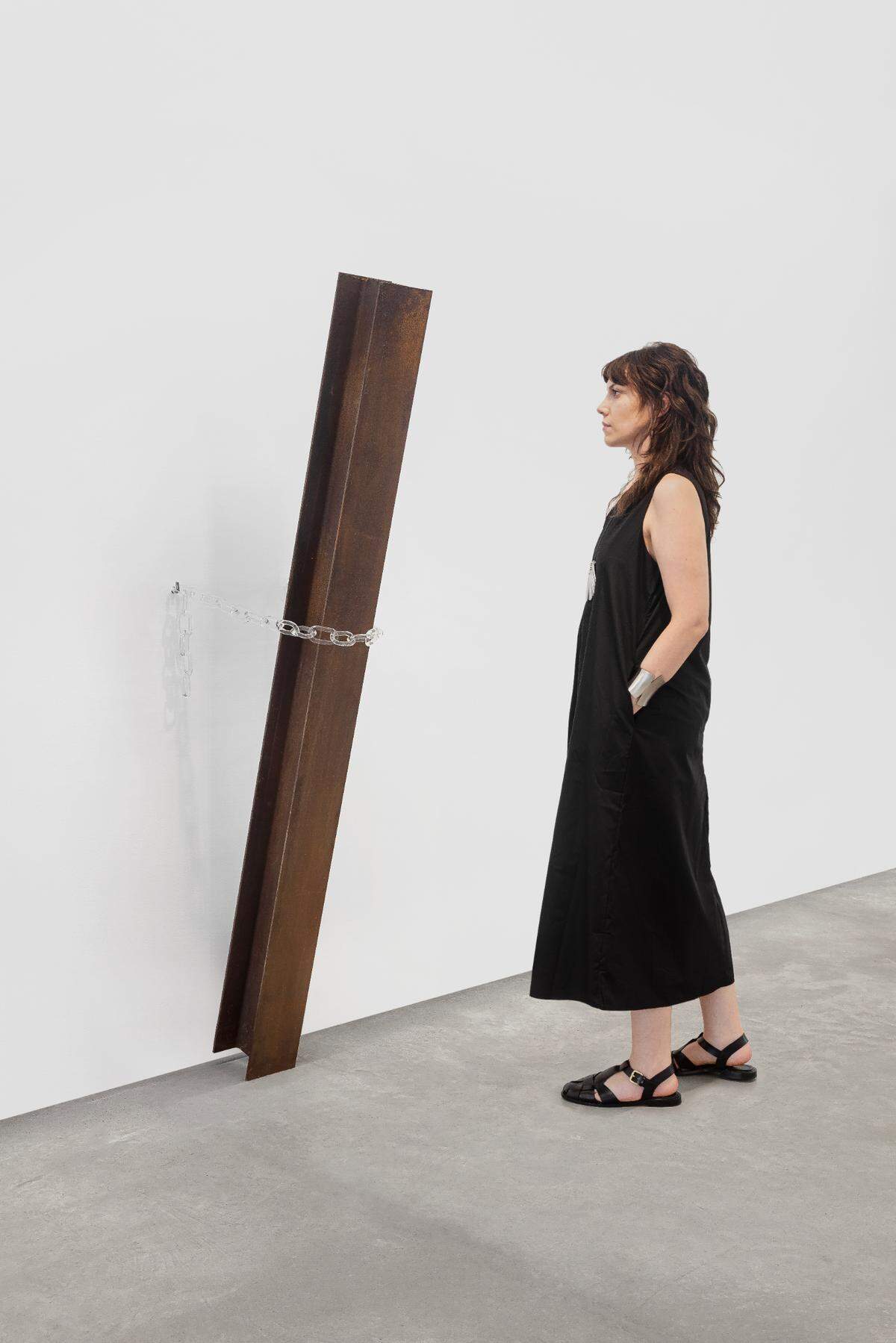 ‘Gravitas #03’, 2025, de Tulio Pinto. Acero y cristal, 77 x 16 x 23.5 pulgadas. Edición 5 + 2AP.