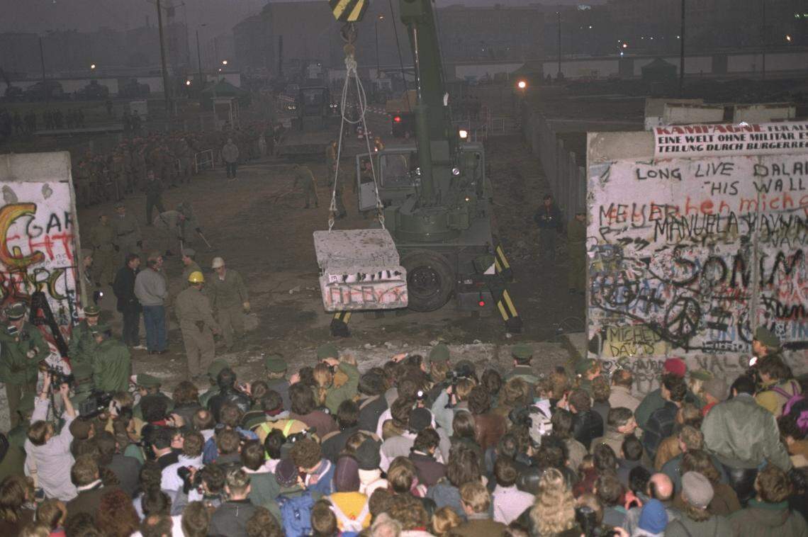 Una multitudes de alemanes del Oeste se reunieron en la parte oeste del Muro de Berlín para ver cómo retiraban el muro, el 12 de noviembre del 1989.