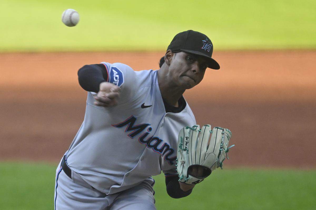El abridor de los Marlins de Miami Edward Cabrera lanza en el segundo inning del partido ante los Guardianes, celebrado el 14 de agosto de 2025 en Cleveland.