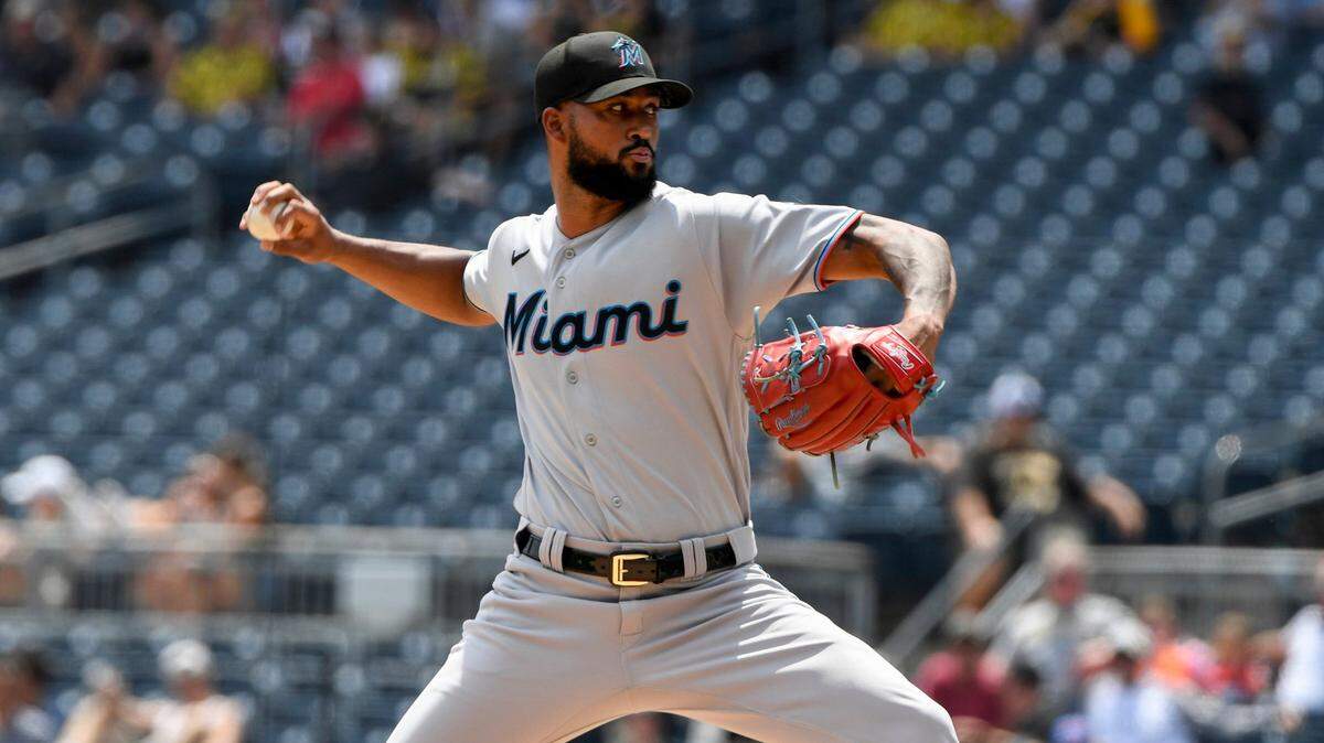 El abridor de los Marlins Sandy Alcántara lanza en el primer inning del partido ante los Piratas, celebrado el 24 e julio de 2022 en Pittsburgh.