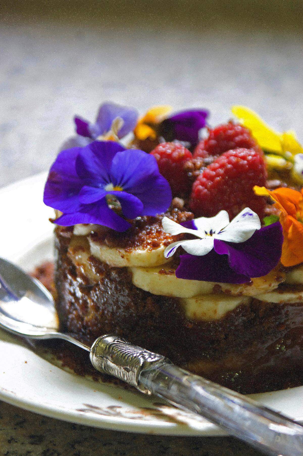 Siempre se ha dicho que la comida entra por los ojos, pero hoy lo hace más que nunca, los platos cautivan y devoran desde cuidadas fotografías o degustativos vídeos a millones de' followers' de Instagram, que aprenden a cocinar, pero sobre todo, a comer a través de la experiencia de mirar. En la foto, tarta decorada con flores, creación de Andrea Carucci.