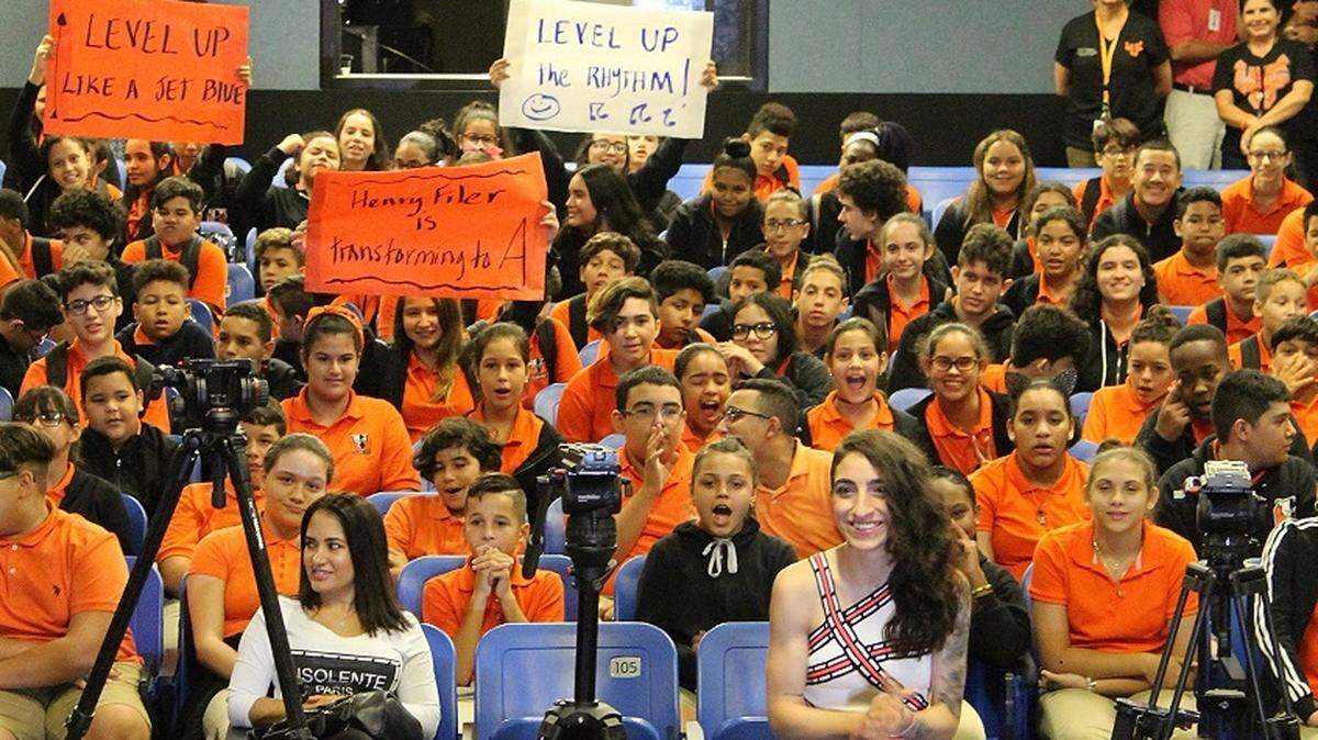 Emily Estefan visitó la Henry H. Filer Middle School de Hialeah.