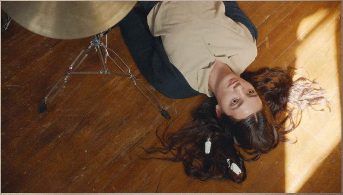 Comedia en el Koubek Center “Edie Arnold is a Loser”.