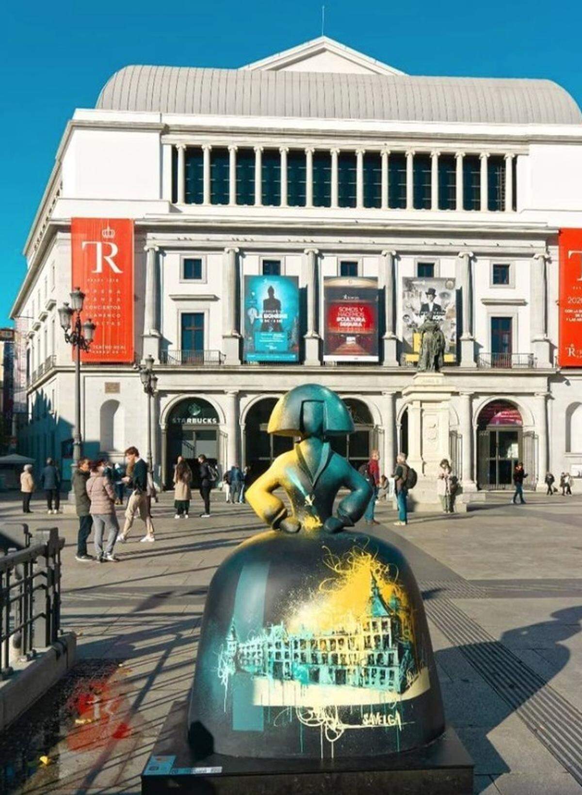 Menina situada en la plaza de Ópera de Madrid, con el Teatro Real al fondo.