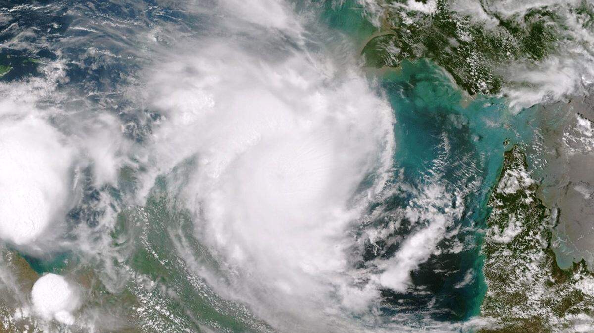 En este foto de folleto proporcionado por la Administración Oceánica y Atmosférica Nacional (NOAA), se espera que tanto el ciclón Lam en el mar de Arafura y el ciclón Marcia frente a la costa este de Queensland toquen tierra el 19 de febrero de 2015, en Australia. Esta imagen es una combinación de dos pases de instrumento VIIRS del satélite Suomi NPP tomadas alrededor de 0345Z al este y al oeste 0530Z. Se espera que el ciclón Marcia sea un huracán de categoría 5.