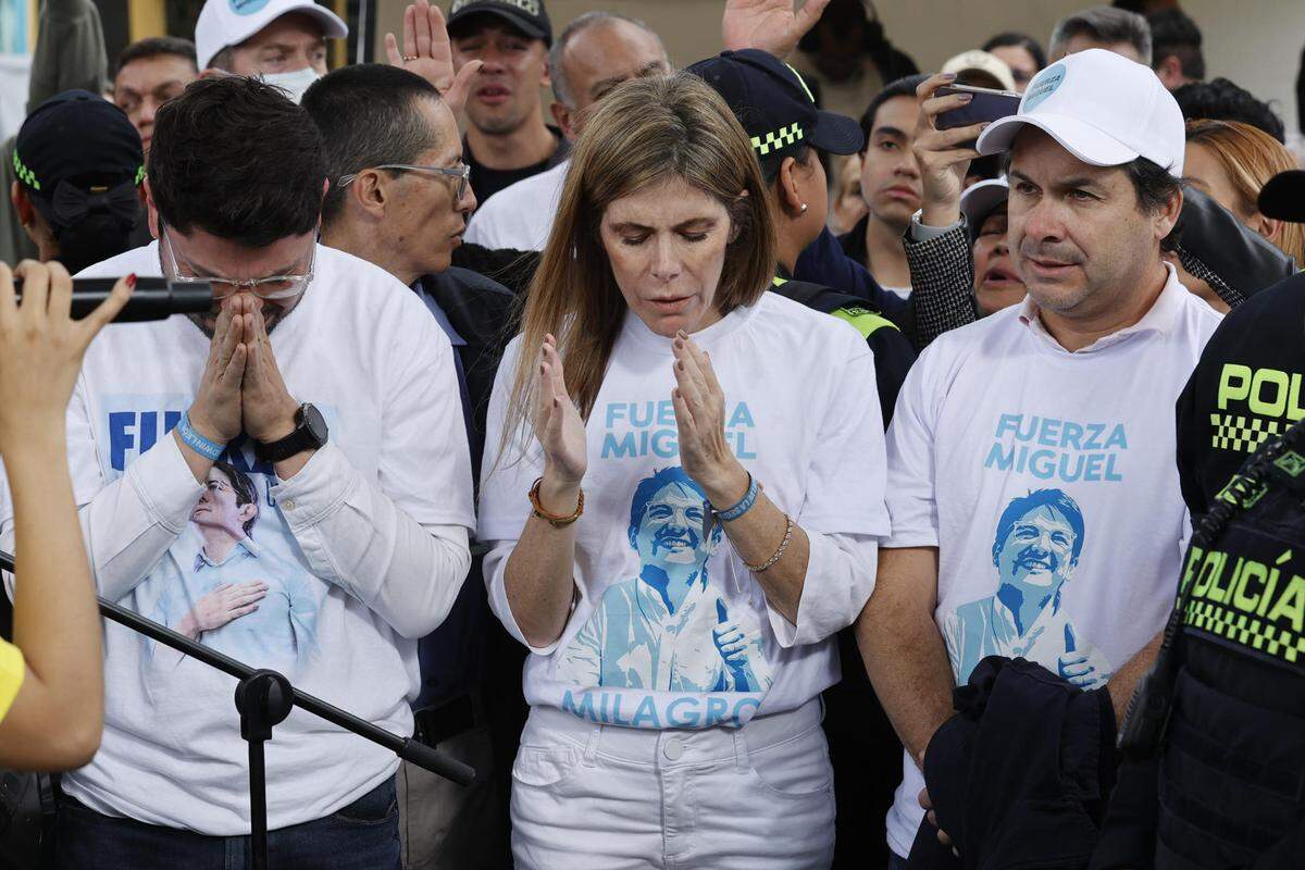 AME7920. BOGOTÁ (COLOMBIA), 23/06/2025.- Fotografía del 21 de junio de 2025 de la hermana del senador Miguel Uribe, María Carolina Hoyos Turbay (c), participando en una oración en el parque El Golfito en Bogotá (Colombia). El senador y aspirante presidencial colombiano Miguel Uribe Turbay cumplió este sábado dos semanas internado en la Fundación Santa Fe de Bogotá, donde permanece en "estado crítico" luchando por su vida, tras sufrir un atentado durante un acto de campaña el pasado 7 de junio. EFE/ Mauricio Dueñas Castañeda