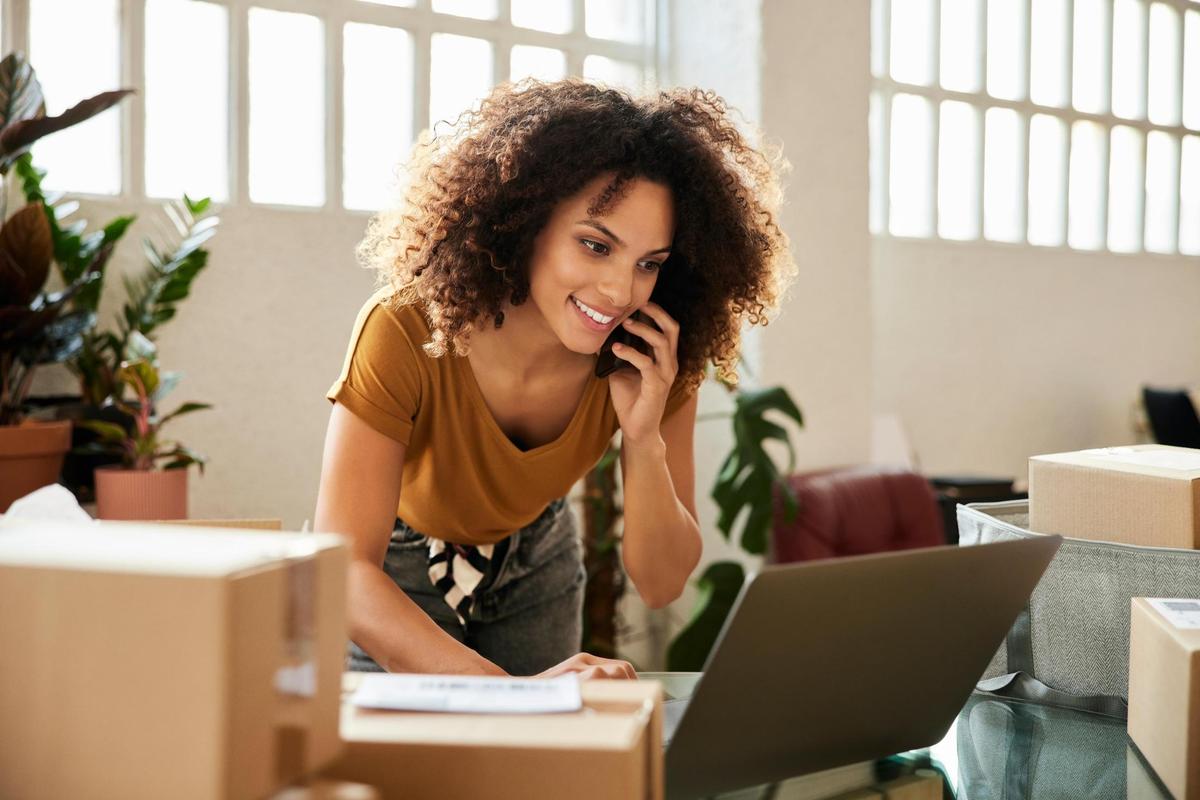 La brecha salarial sigue golpeando a las latinas que ganan casi medio dólar menos que sus colegas varones anglos en la misma posición. Si son madres, la situación es peor.