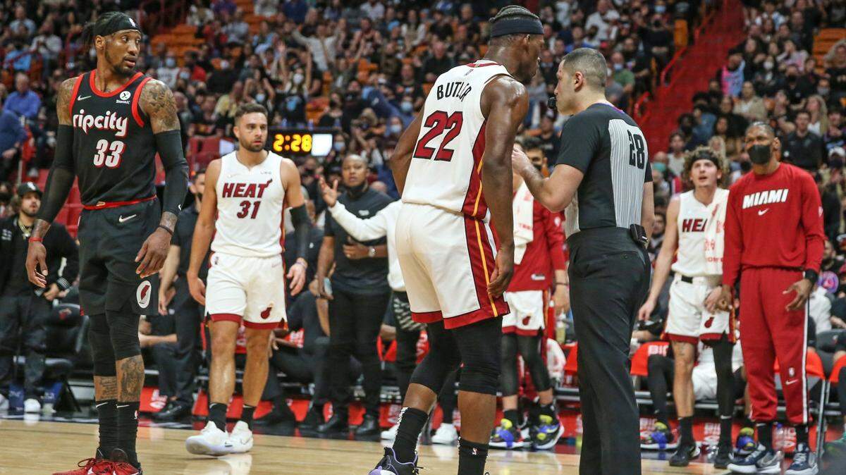 El jugador del Heat Jimmy Butler habla con el árbitro Mousa Dagher antes de ser expulsado en el segundo cuarto del partido contra los Trail Blazers de Portland, celebrado el 19 de enero de 2022 en el FTX Arena de Miami.
