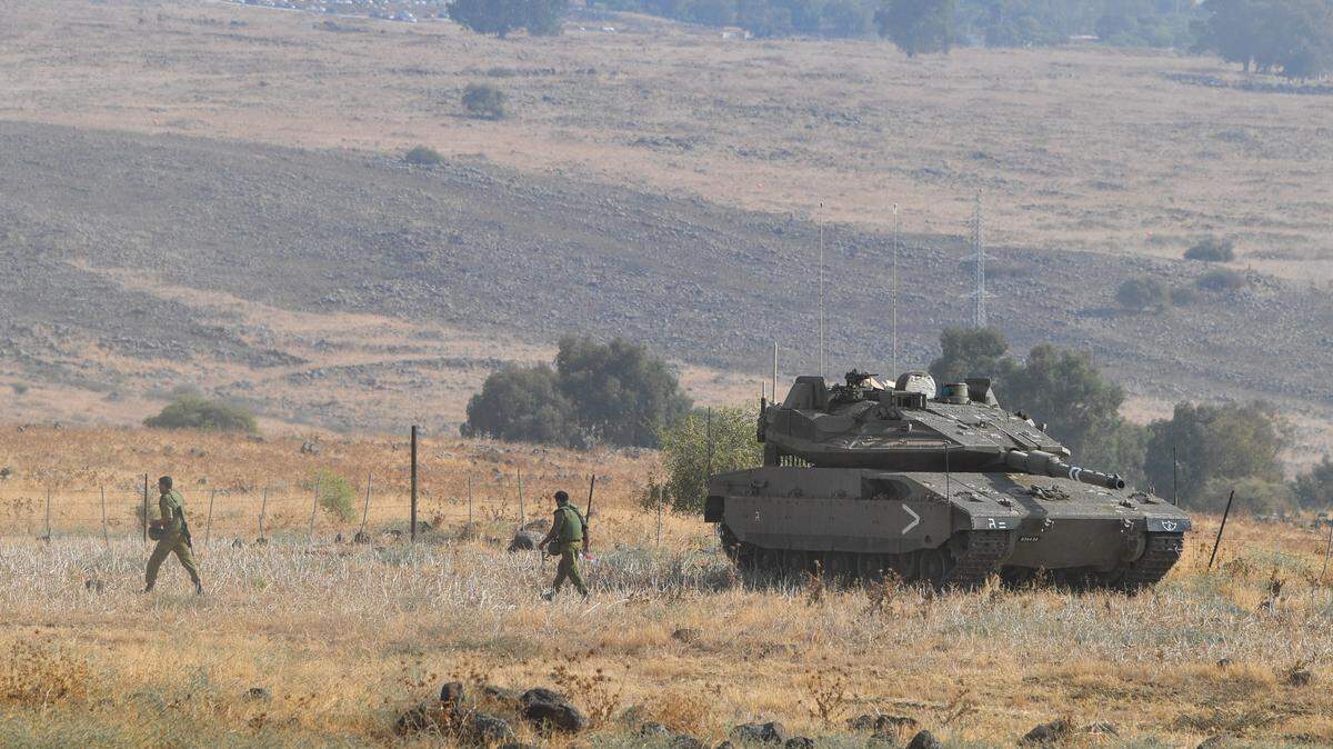 Soldados y tanques israelíes se desplazan en el norte de Israel, cerca de la frontera con Líbano, el domingo 8 de octubre de 2023.