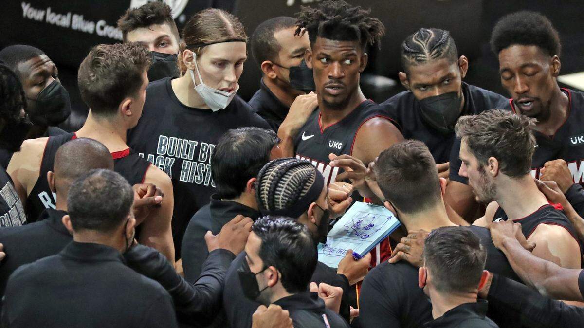 El Heat se apiña antes del partido contra los Wizards el viernes 5 de febrero de 2021, en el AmericanAirlines Arena en Miami