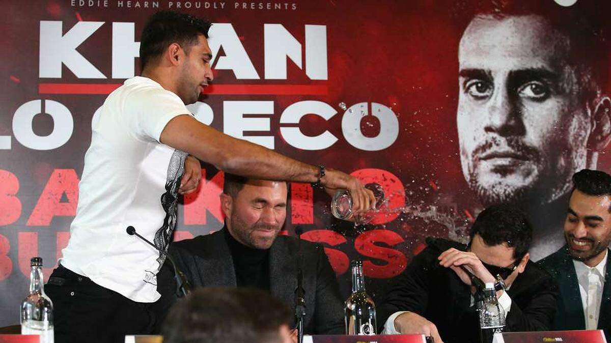 AMIR KHAN le echa agua a Phil Lo Greco en una conferencia de prensa celebrada en Inglaterra.