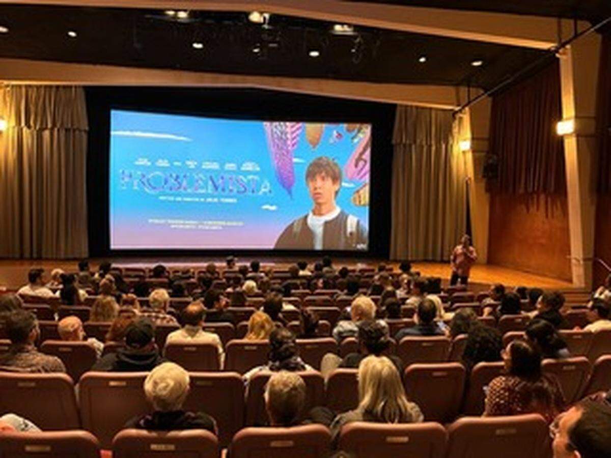 Con un diseño más amplio y sofisticado que muchos cines convencionales, Bill Cosford Cinema ofrece una selección única de películas asiáticas, europeas y de cine experimental. 