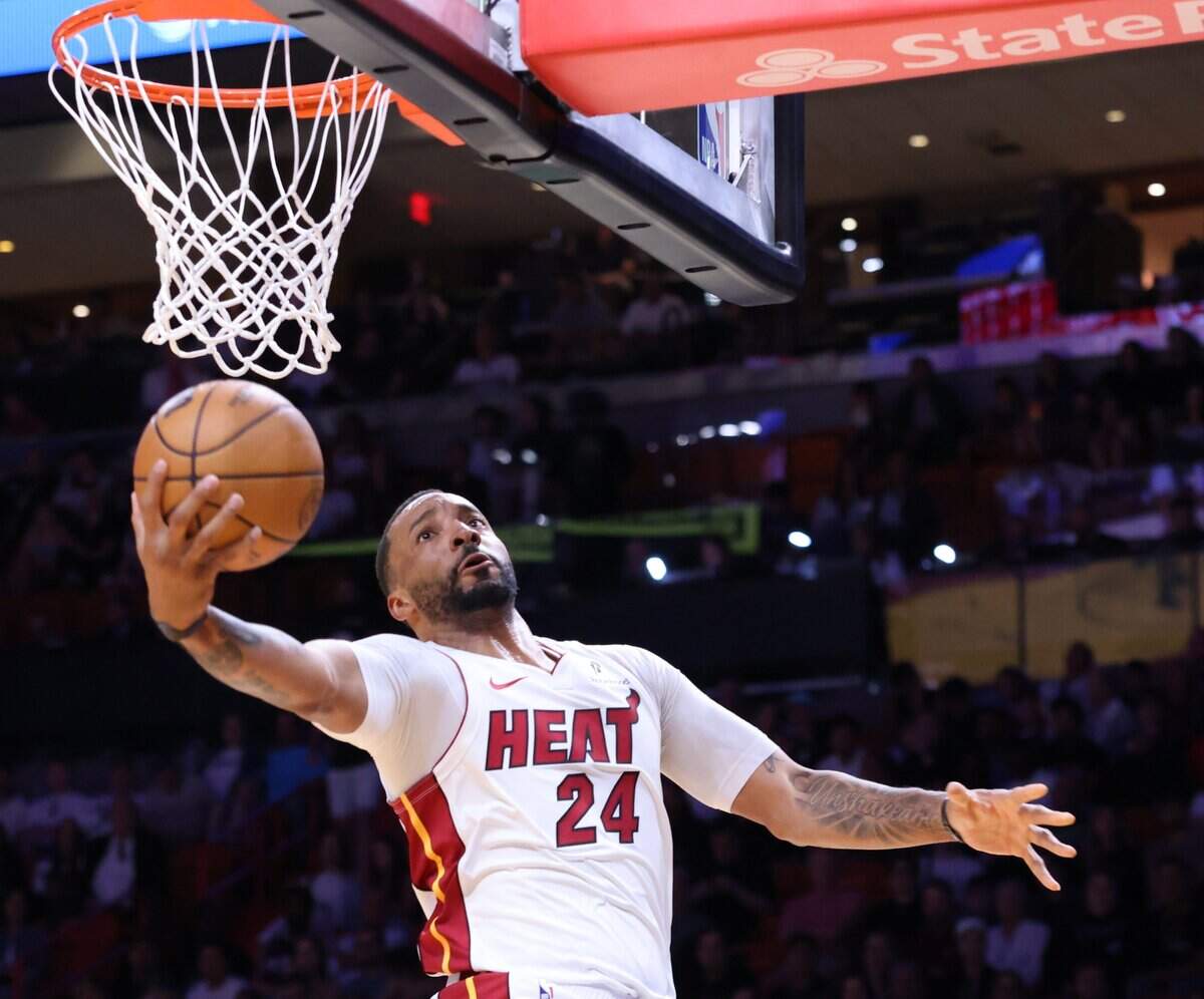 El escolta del Heat Norman Powell entra al aro en el partido ante los Hawks de Atlanta, celebrado el 12 de abril de 2026 en Miami.