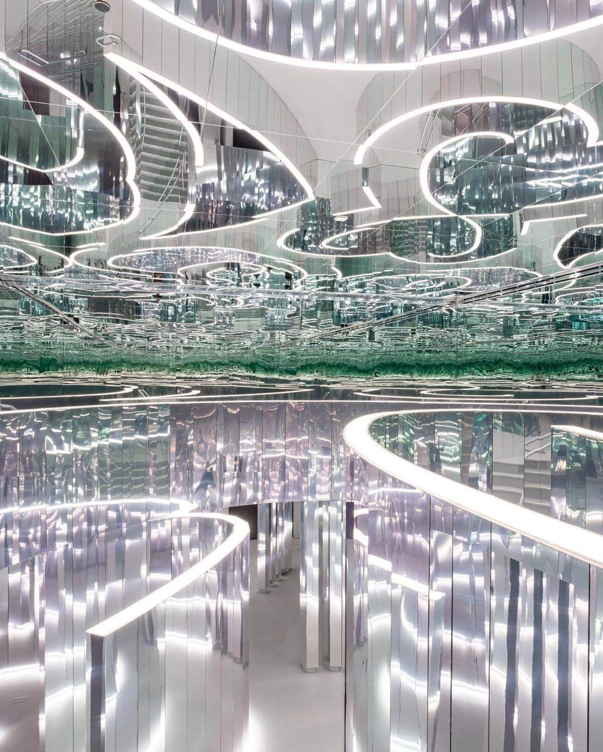 Superblue Miami, ubicado en Allapattah, es mucho más que una galería: es un universo de arte sensorial donde tú eres parte de la obra.