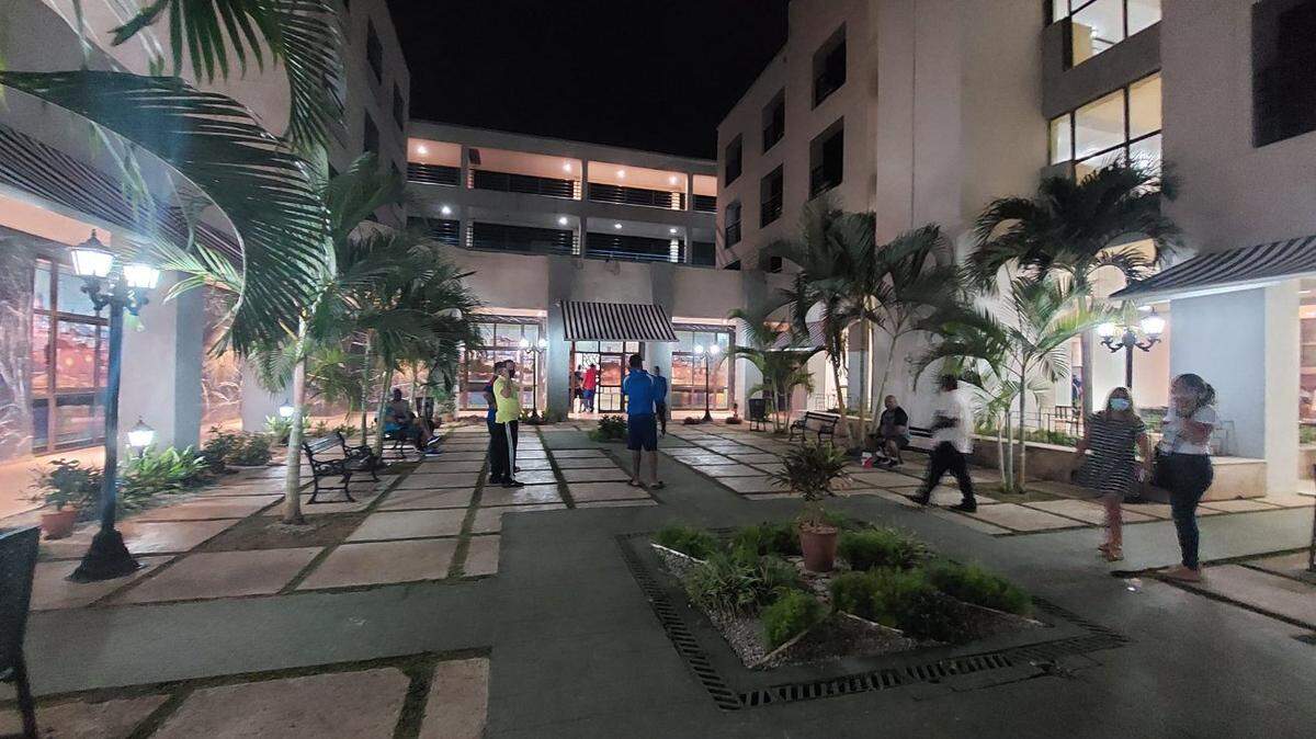 Clientes y trabajadores del hotel Tulipán de La Habana fueron desalojados durante cerca des dos horas este domingo por la noche tras recibirse un aviso de bomba en el establecimiento.