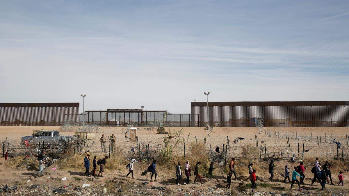 Inmigrantes en busca de asilo cruzan el Río Grande en El Paso, Texas, para entregarse a agentes de la Patrulla de Fronteras, el miércoles 6 de marzo de 2024.
