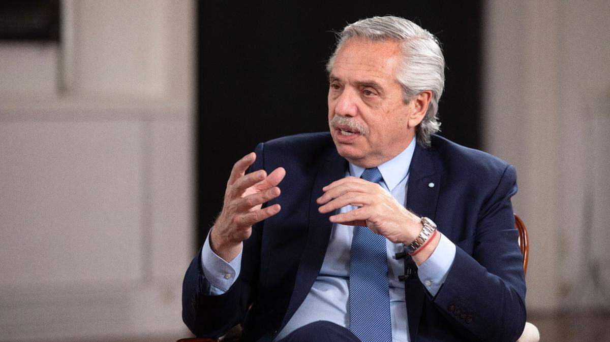 El presidente argentino Alberto Fernández habla durante una entrevista exclusiva con Xinhua en Buenos Aires, Argentina, 5 de octubre de 2023. 
