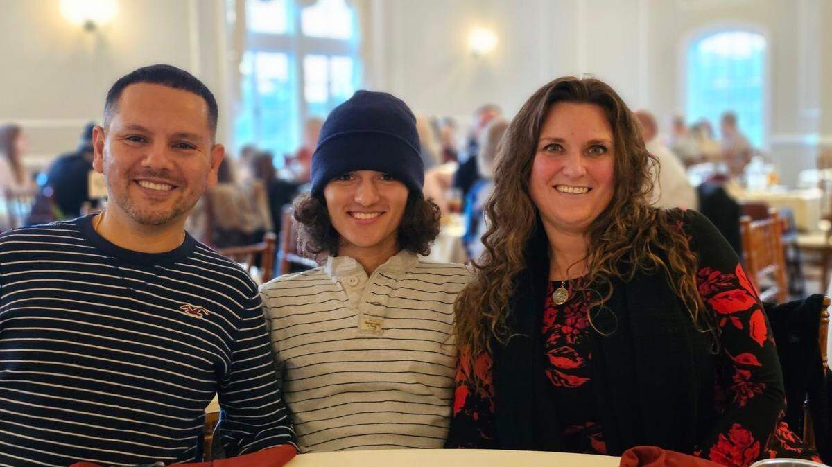 Durante los últimos siete meses, Angela Della Valle, ciudadana estadounidense, ha estado luchando para impedir que su esposo —Carlos Della Valle, un ciudadano mexicano con quien lleva casada más de veinte años— sea deportado y para mantener unida a su familia.