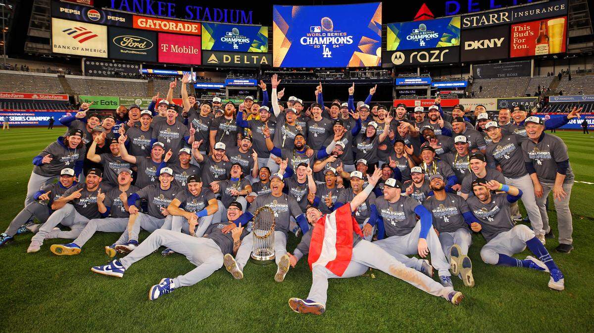Los jugadores de los Dodgers de Los Angeles celebran tras derrotar a los Yankees y ganar la Serie Mundial, el 30 de octubre de 2024 en Nueva York.