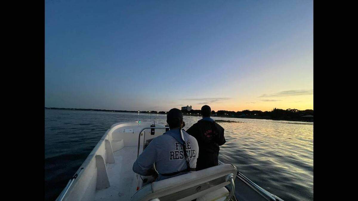 Según los investigadores, el cuerpo de un navegante de 22 años fue recuperado casi dos días después de que saltó al lago Jackson para conseguir un sombrero. Foto del Departamento de Bomberos de Sebring