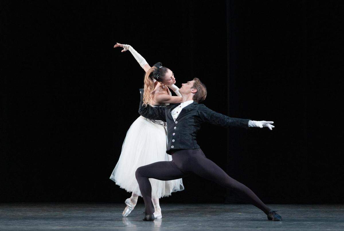 Cameron Catazaro y Hannah Fischer en “La Valse”, de George Balanchine.