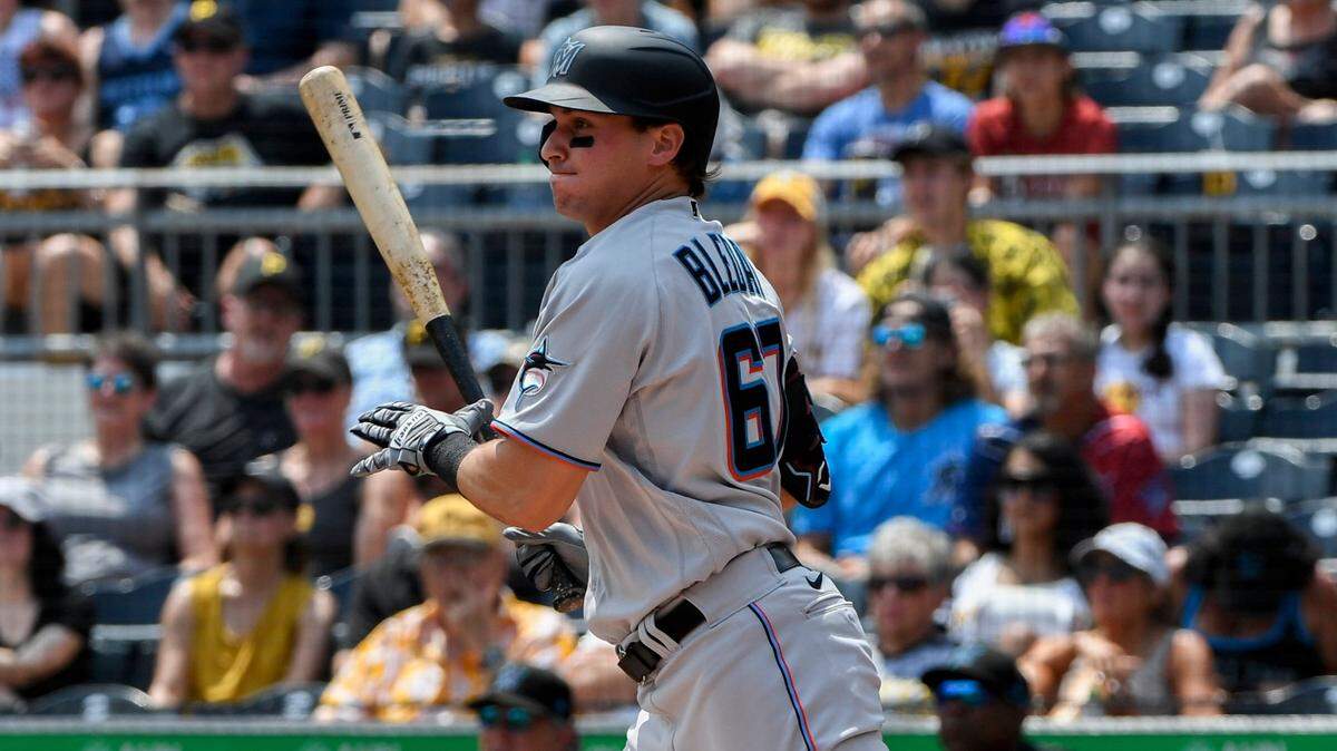 El jardinero central de los Marlins JJ Bleday batea su primer hit en Grandes Ligas en el segundo inning del partido ante los Piratas, celebrado el 24 de julio de 2022 en Pittsburgh.