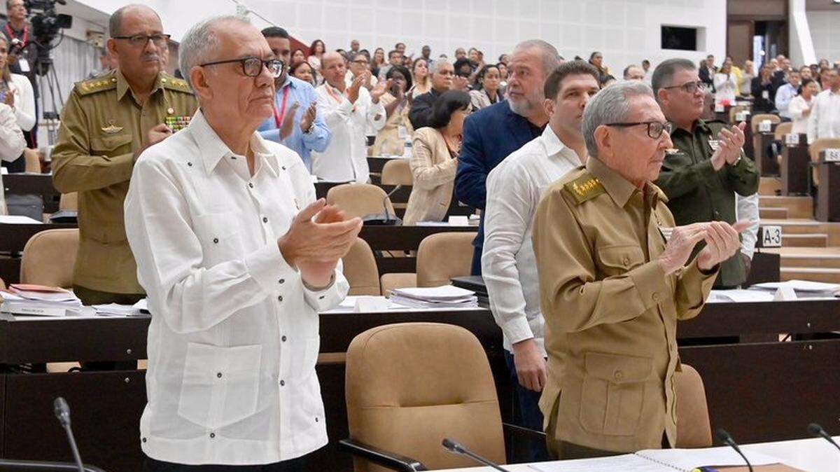 El general de ejército Raúl Castro (derecha) participa en las sesiones del parlamento cubano en La Habana.